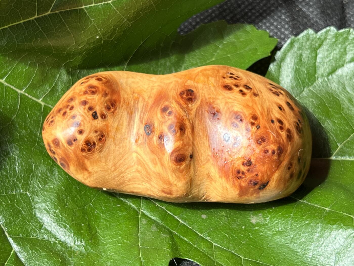 零元拍：崖柏瘤花随型手把件，十年前的存货了，油性极大。因为没有盘玩过，里面的油脂都渗出来了，收到后切记一定戴手套盘玩