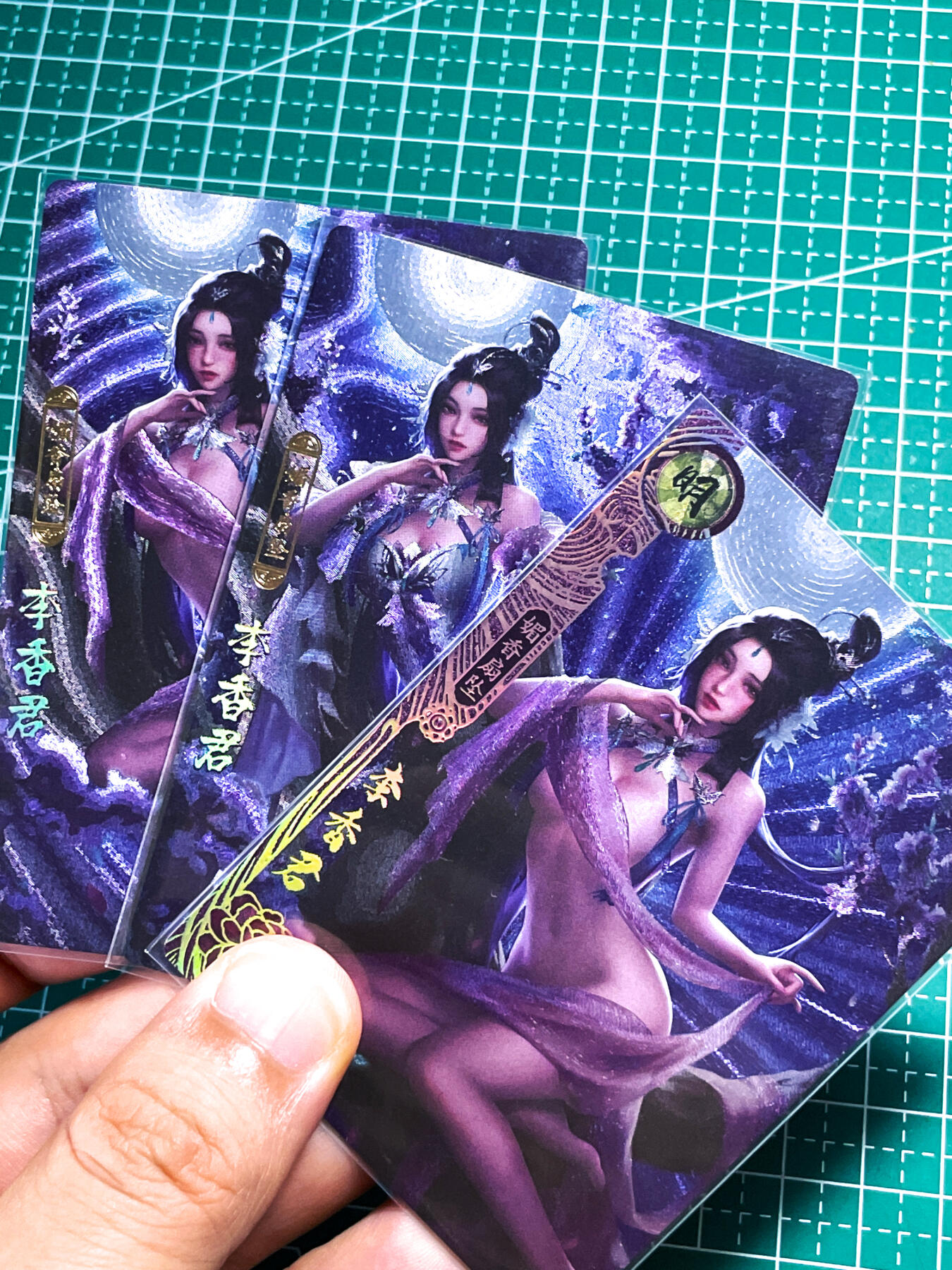 显眼宝27期【关注参拍有赠卡】 独乐乐不如众乐乐 【顶级收藏 防爆涂边介意慎拍】卡玩帕克 百花谱 李香君 百花早期卡 一套三张  粗闪工艺 63*88