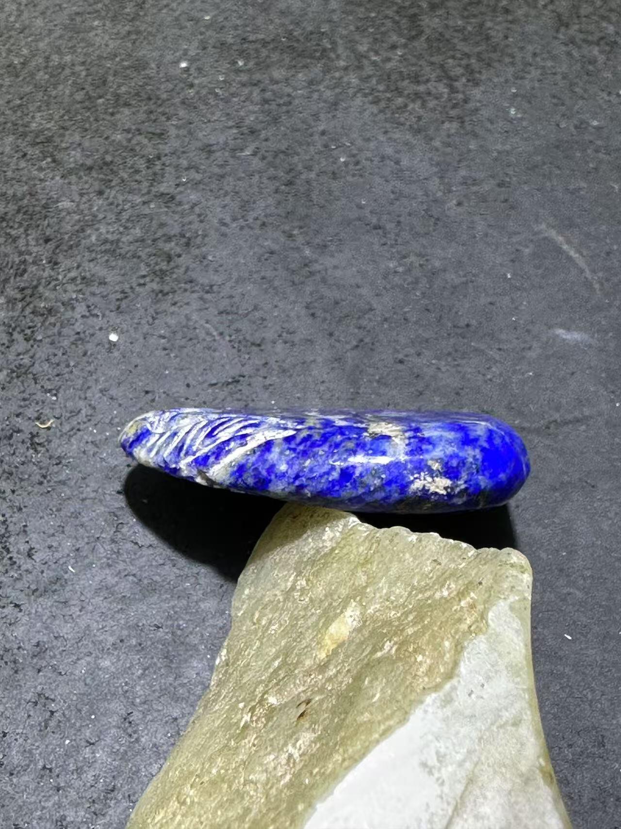 阿富汗老矿青金石雕刻通货吊坠一个。