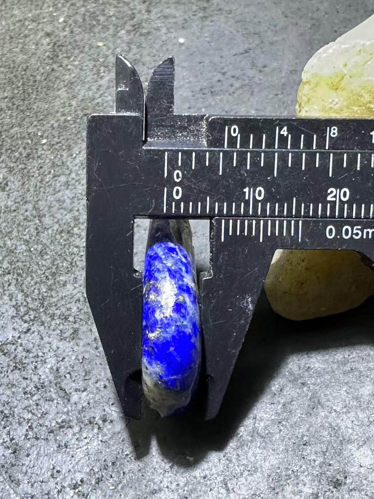 阿富汗老矿青金石雕刻通货吊坠一个。