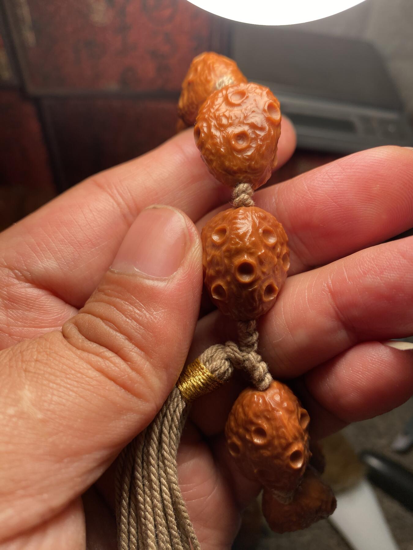 苏工手工核雕放漏价 苏工核雕纯手工，梅林铁核陨石手串，老籽，个性饱满，尺寸1。78x2.15好玩又立体，喜欢的来