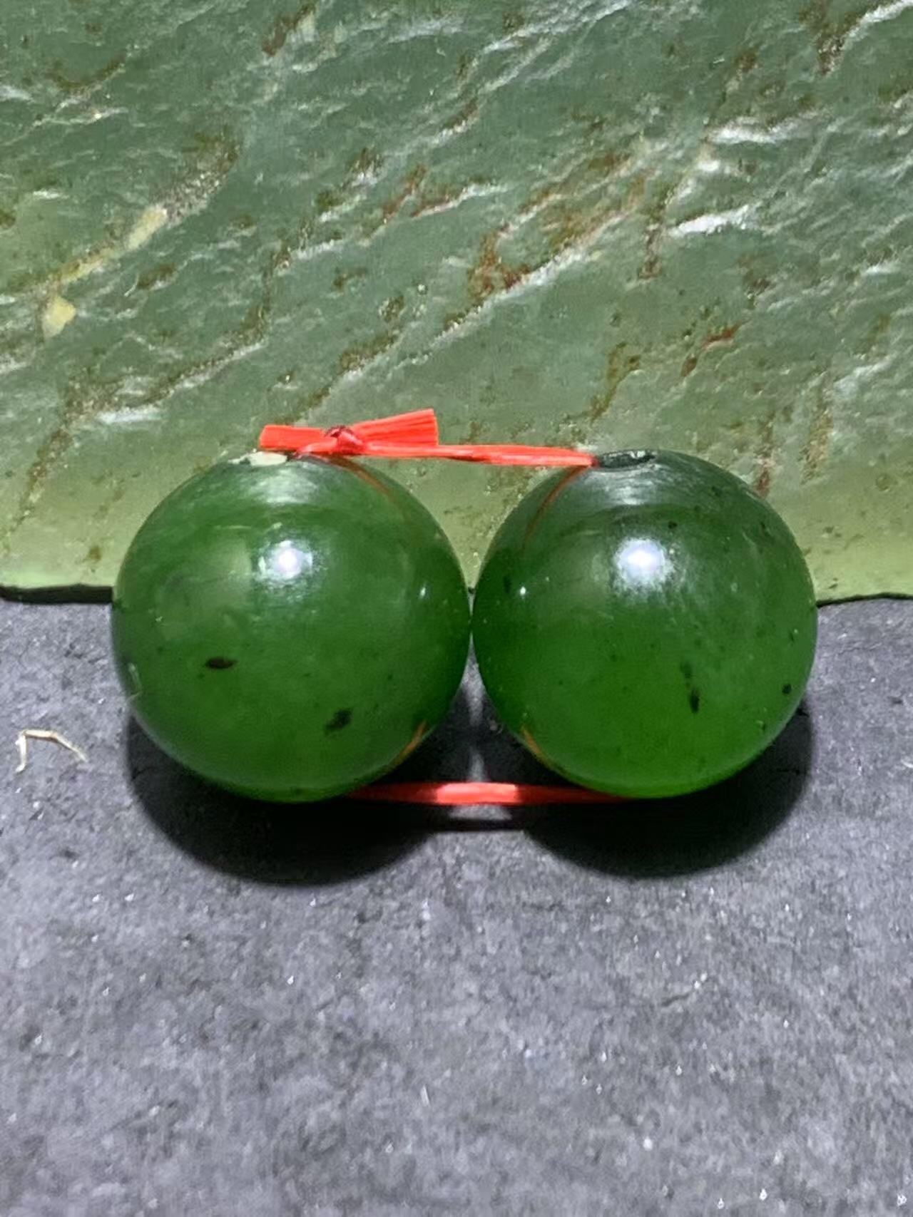 精美天然和田玉碧玉腰珠一对。