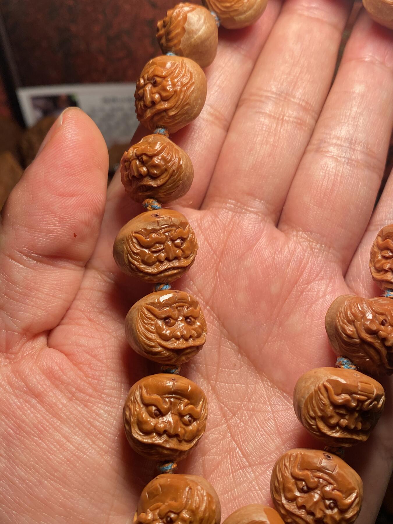 苏工手工核雕放漏价 福利苏工核雕，纯手工天然紫皮核，去皮小长串，个性十足，等待有缘人，市场无同款，尺寸1。4x2.2喜欢的来