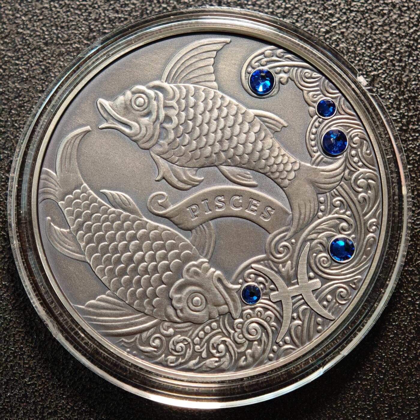 【德藏】世界币章拍卖第142期（拍品征集中~欢迎藏友联系） 2013年 白俄罗斯十二星座系列镶嵌施华洛世奇水晶20卢布仿古银币-双鱼座 直径38.61mm；重28.28g，925银，原盒，立陶宛代铸