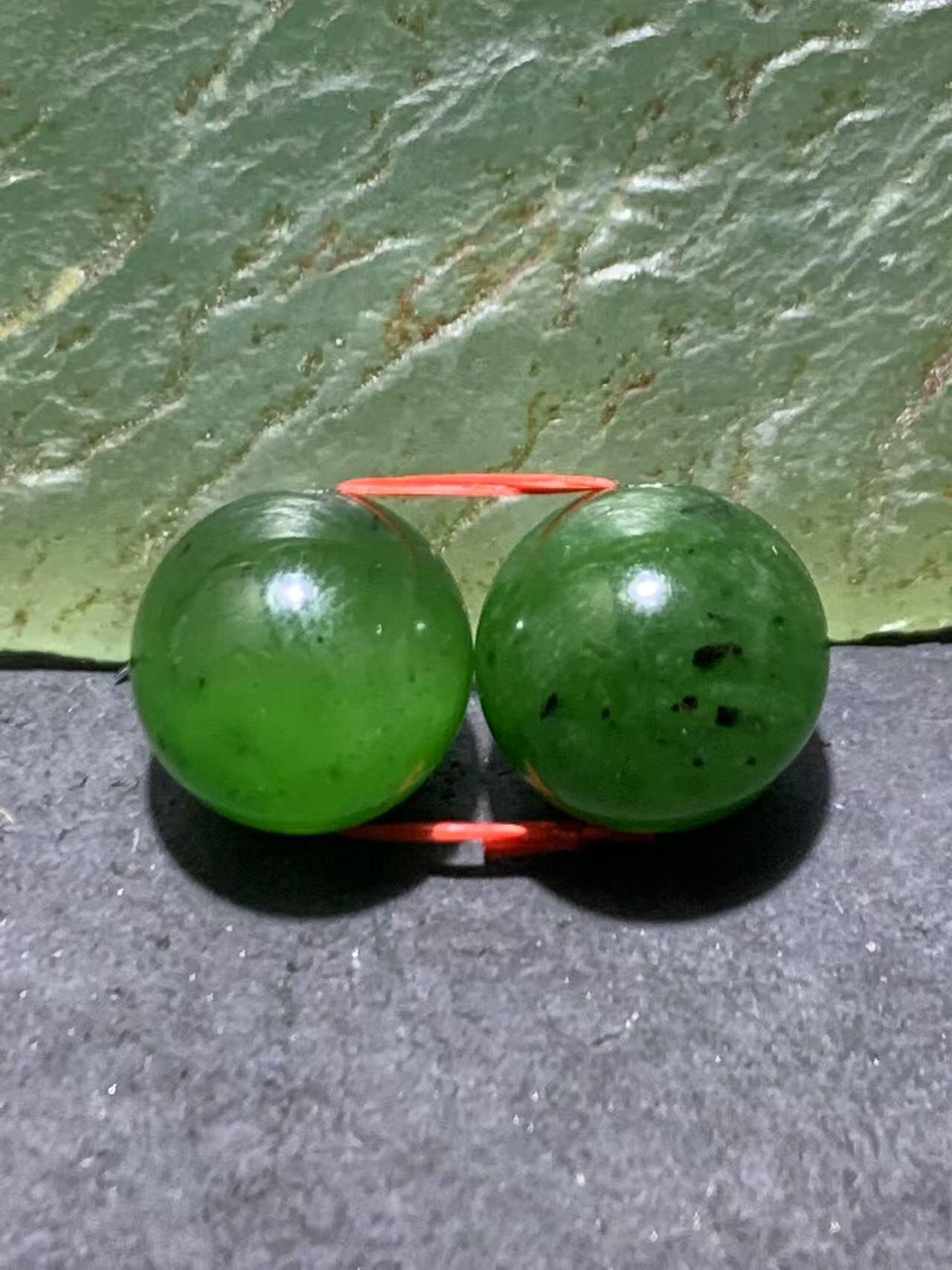 精美天然和田玉碧玉腰珠一对。
