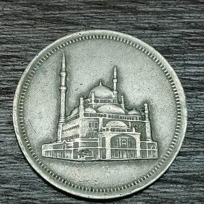 【铜匠收藏】★第129场★散币场，无佣金，30包邮。不满30元，支付5元运费。《接受代拍 代送NGC评级》 - 埃及 1984年 10皮阿斯特 铜镍币 建筑