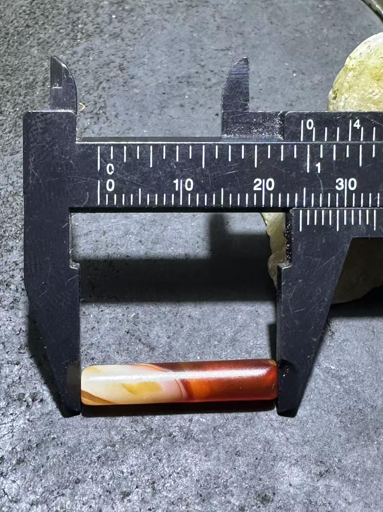 亚光高玉化玛瑙随形通货管珠一颗，