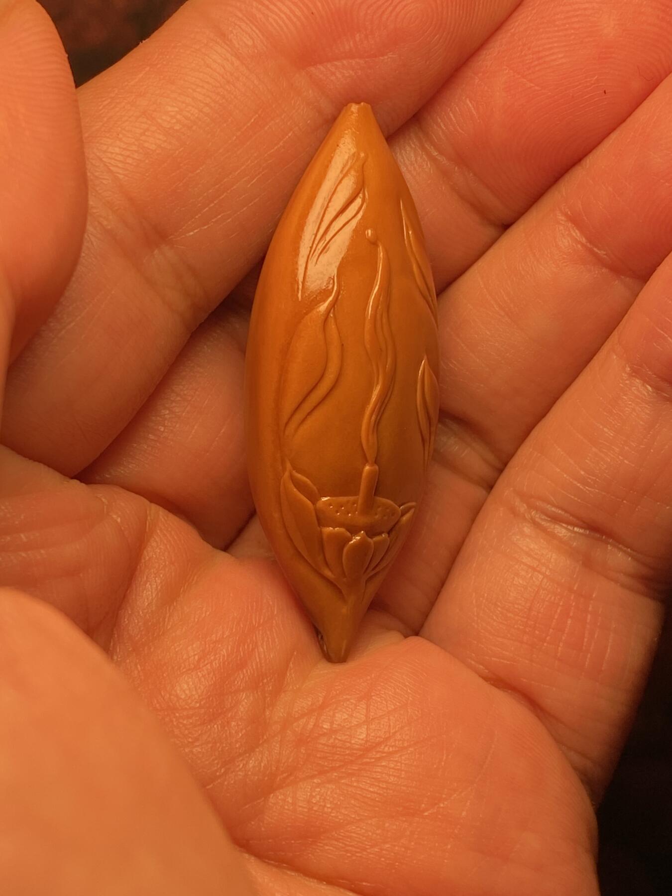 苏工手工核雕放漏价 福利苏工核雕，纯手工雕刻，二花超长灯蕊无相佛，个性十足，等待有缘人，市场无同款，尺寸1。7x4.7喜欢的来