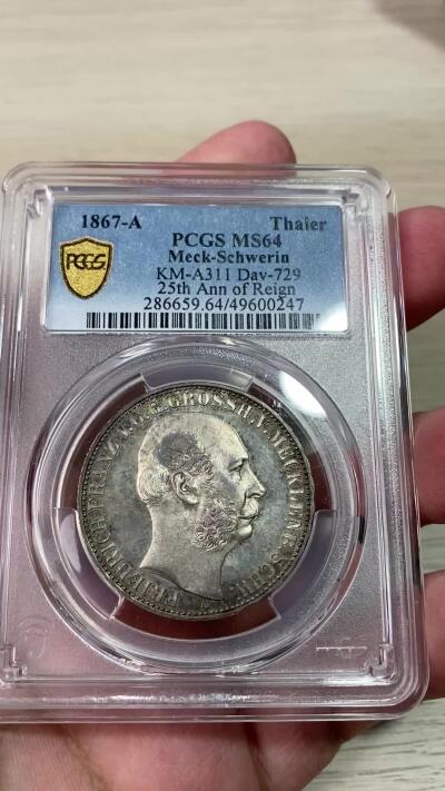 万国钱币拍卖第051期 PCGS MS64 1867年德国梅克伦堡-什未林盾徽1泰勒 盾徽华丽异常的小邦泰勒 卷藏式的七彩包浆环绕 镜面感很强 顶级收藏品质