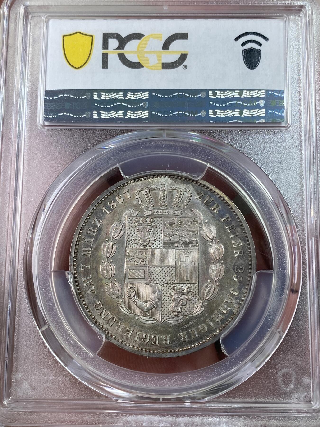 万国钱币拍卖第051期 PCGS MS64 1867年德国梅克伦堡-什未林盾徽1泰勒 盾徽华丽异常的小邦泰勒 卷藏式的七彩包浆环绕 镜面感很强 顶级收藏品质