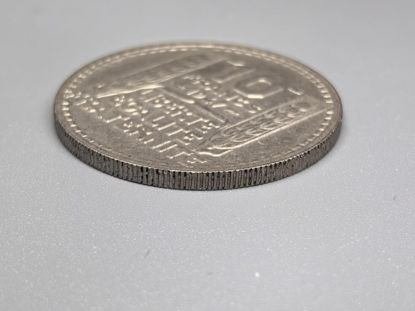 小驴勋章奖章收藏8月16日星期六晚18点拍卖（有偿代拍送拍规则在简介最后，店主微信码在最后一拍品，参拍须阅读规则后再参拍，关系到运费包装发货时效真假辨别等关键信息，送拍规则在介绍最后面） 1947年10法郎硬币