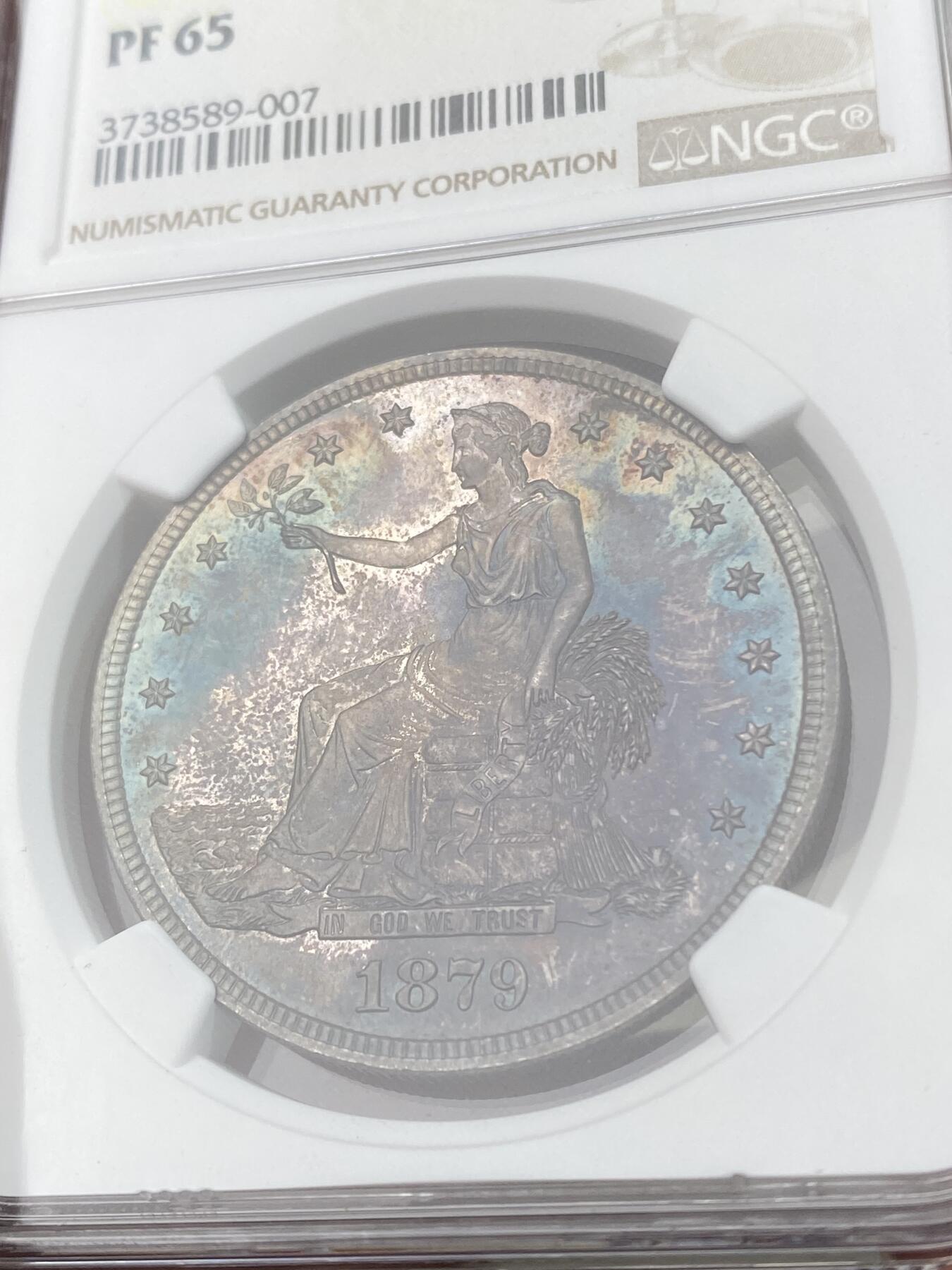万国钱币拍卖第051期 NGC PF65 1879美国精制拿花贸易银一美元 1879拿花是只有精制发行的年份 且只发行了1541枚 而由于美国人的洗币习惯 此种原味五彩留存至今更是难得 超强镜面感 放在盒子里也仿佛能感受到其边齿的割手感 无论分数还是状态非常到位的一枚