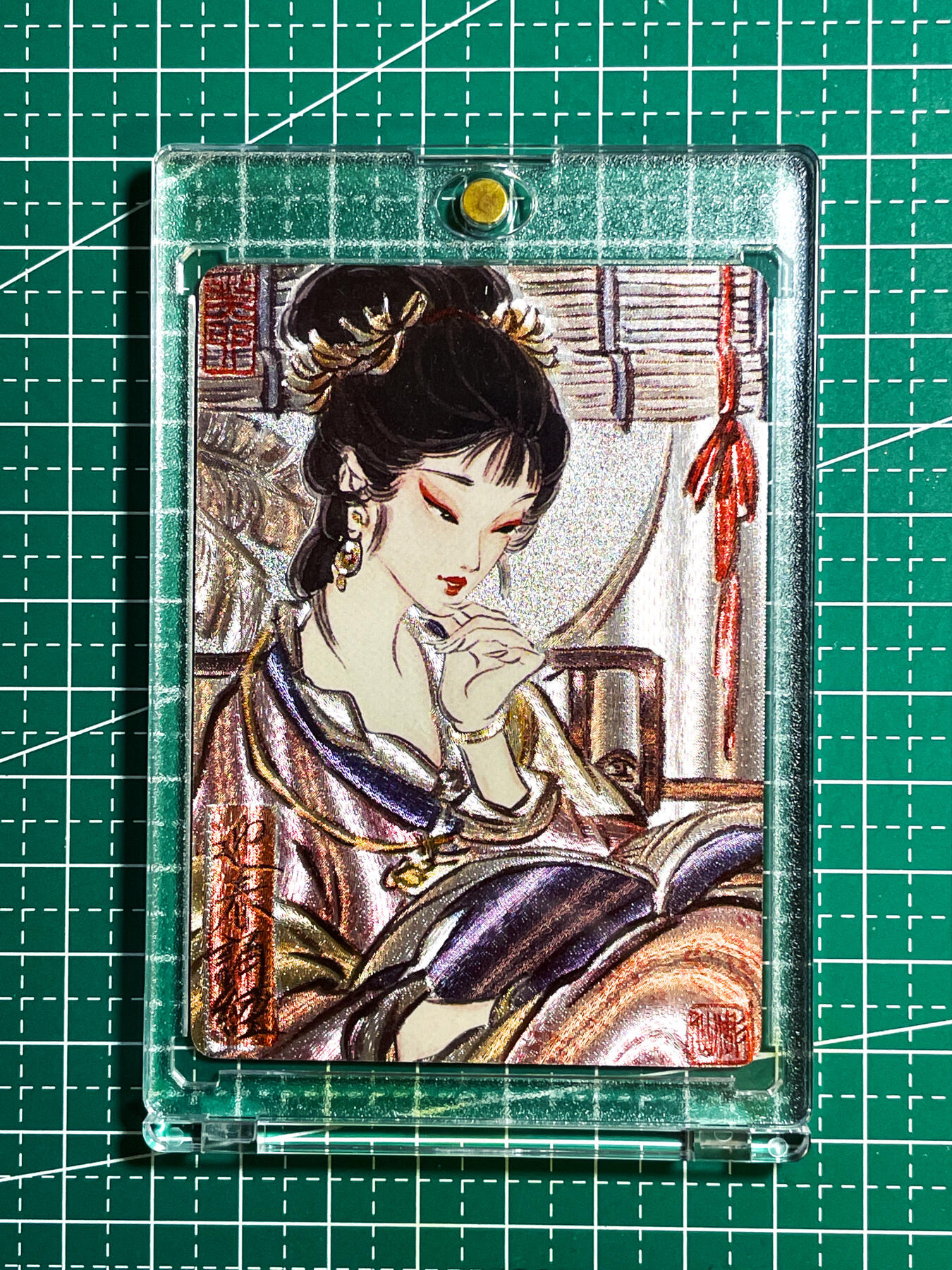 显眼宝28期【关注参拍有赠卡】 彫仙红楼 手绘粗闪系列 迎春诵经  散配1张 粗闪工艺 63*88 