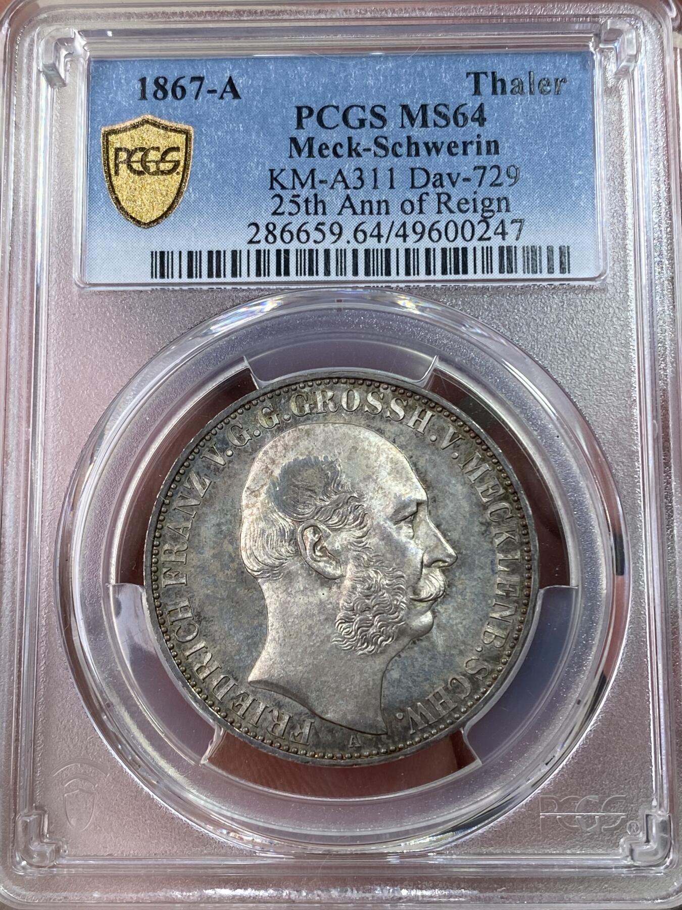 万国钱币拍卖第051期 PCGS MS64 1867年德国梅克伦堡-什未林盾徽1泰勒 盾徽华丽异常的小邦泰勒 卷藏式的七彩包浆环绕 镜面感很强 顶级收藏品质