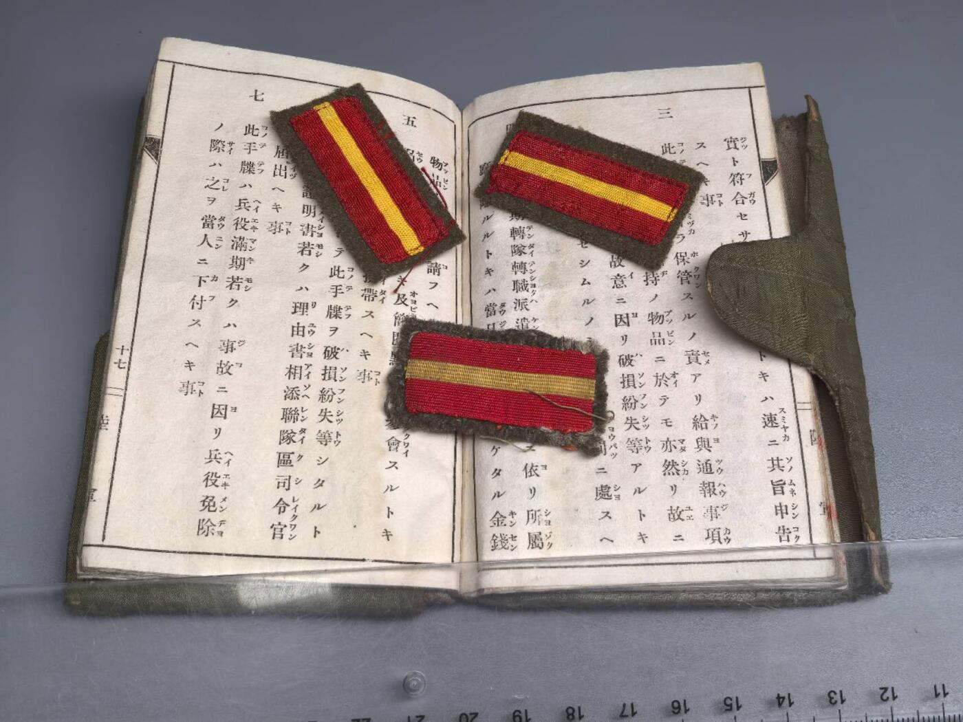 小驴勋章奖章收藏8月16日星期六晚18点拍卖（有偿代拍送拍规则在简介最后，店主微信码在最后一拍品，参拍须阅读规则后再参拍，关系到运费包装发货时效真假辨别等关键信息，送拍规则在介绍最后面） 少见IJA装甲通讯兵手碟带胸、领章部队所属：关东军第一方面军·战车第一师团·战车第五连队（代号：拓一二〇八三部队）主要驻扎地：伪满洲国牡丹江省宁安市以及中朝边境、日本本土驻扎枥木县大田原至埼玉加藏（即加须市） 履历简述：第一批组建的战车师团，主要为关东军守备部队，战争后期调回本土进行本土决战