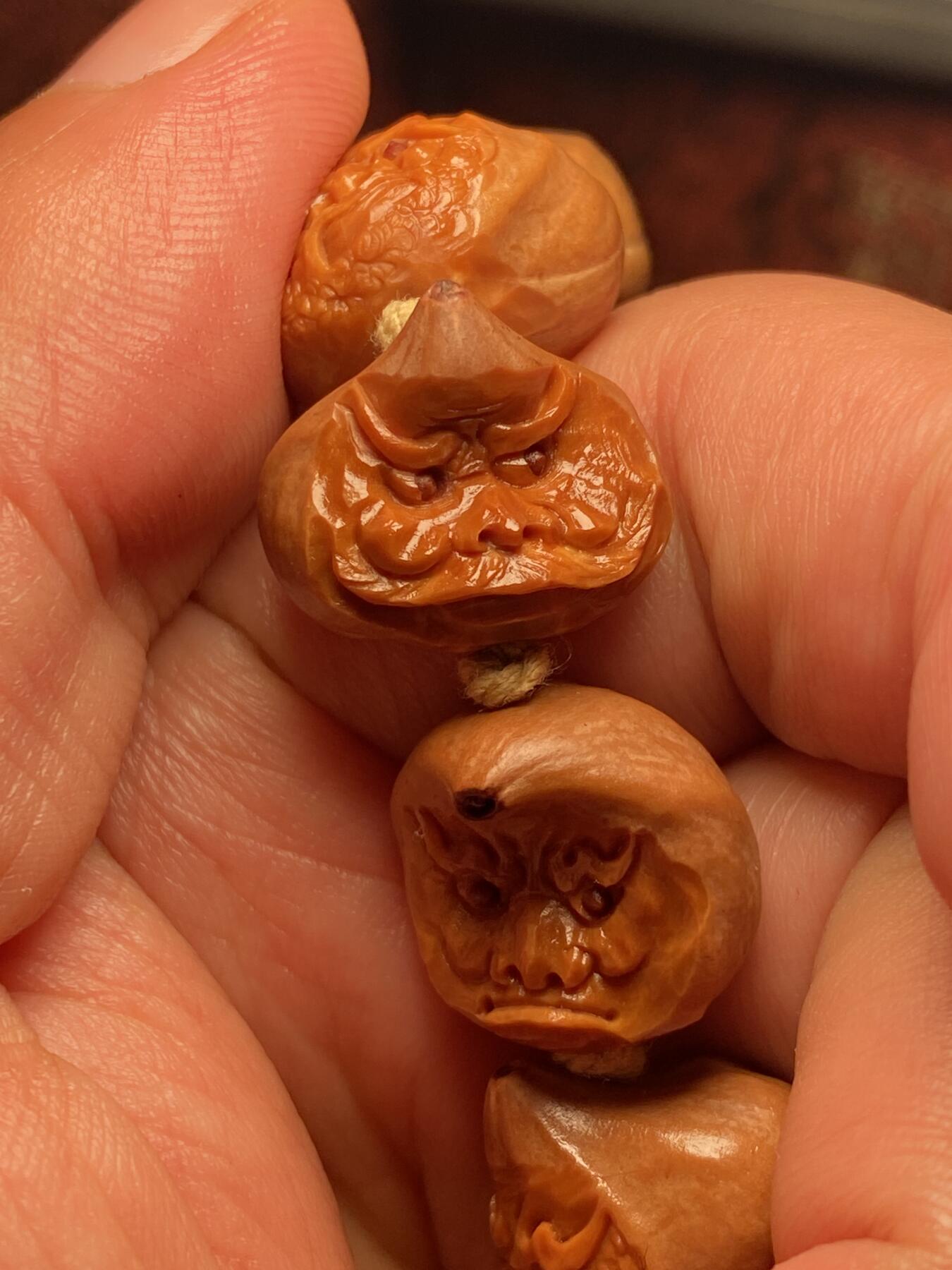 苏工手工核雕放漏价 福利苏工核雕，纯手工雕刻，铁核异型，怪脸十八罗汉，个性十足，等待有缘人，市场无同款，尺寸1。7x1.5喜欢的来