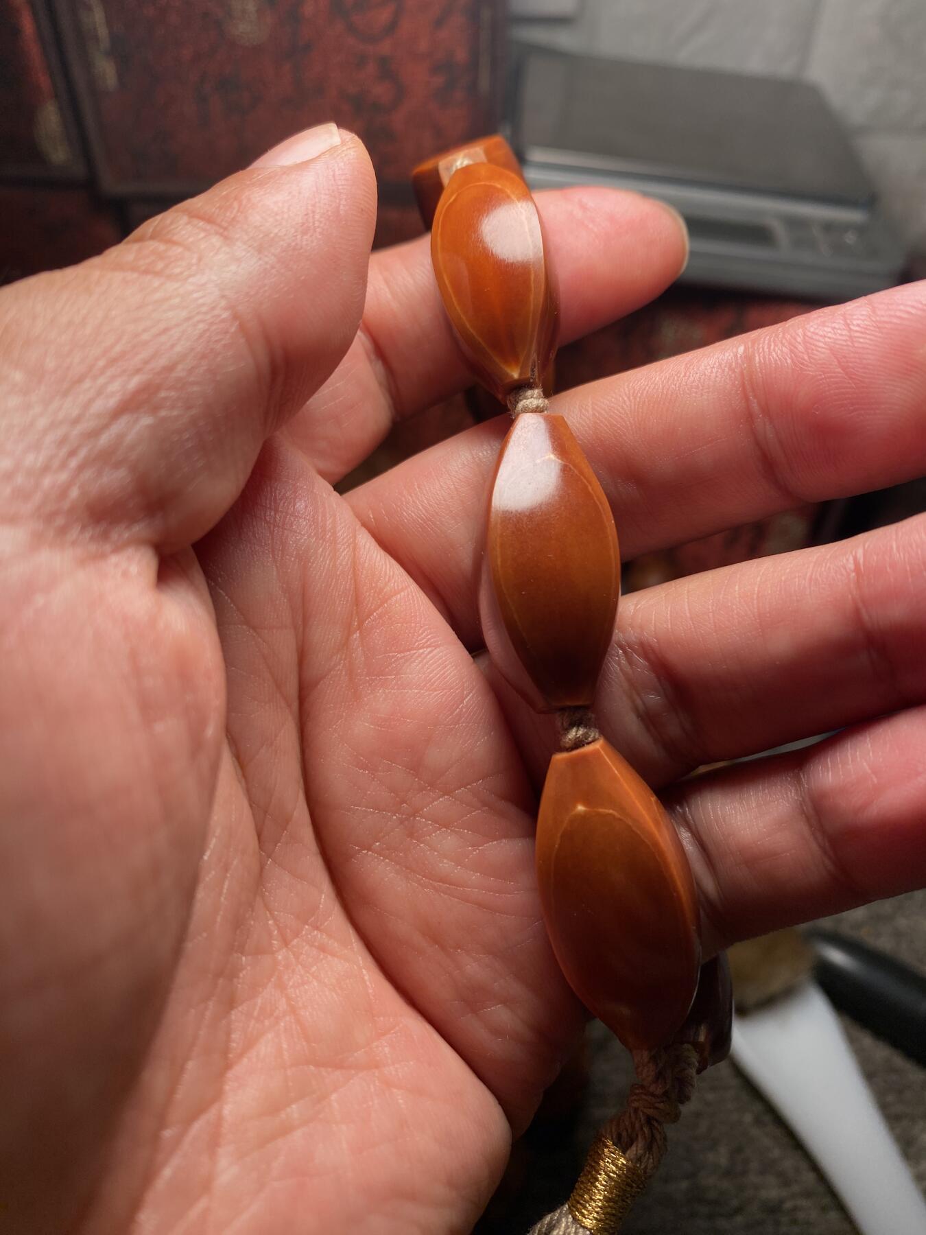 苏工手工核雕放漏价 苏工核雕纯手工，梅林铁核方四花手串，老籽，个性饱满，尺寸1。9x3.1好玩又立体，喜欢的来