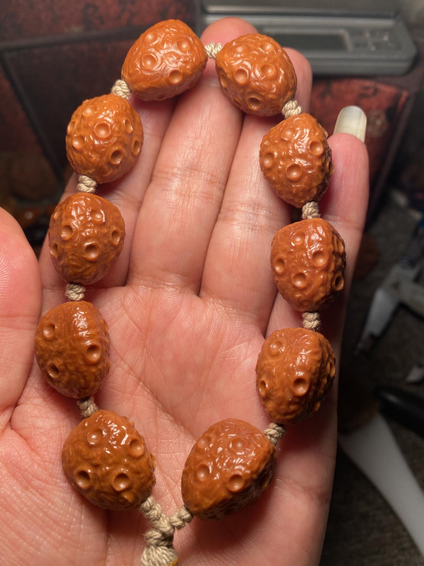 苏工手工核雕放漏价 苏工核雕纯手工，梅林铁核陨石手串，老籽，个性饱满，尺寸1。78x2.15好玩又立体，喜欢的来