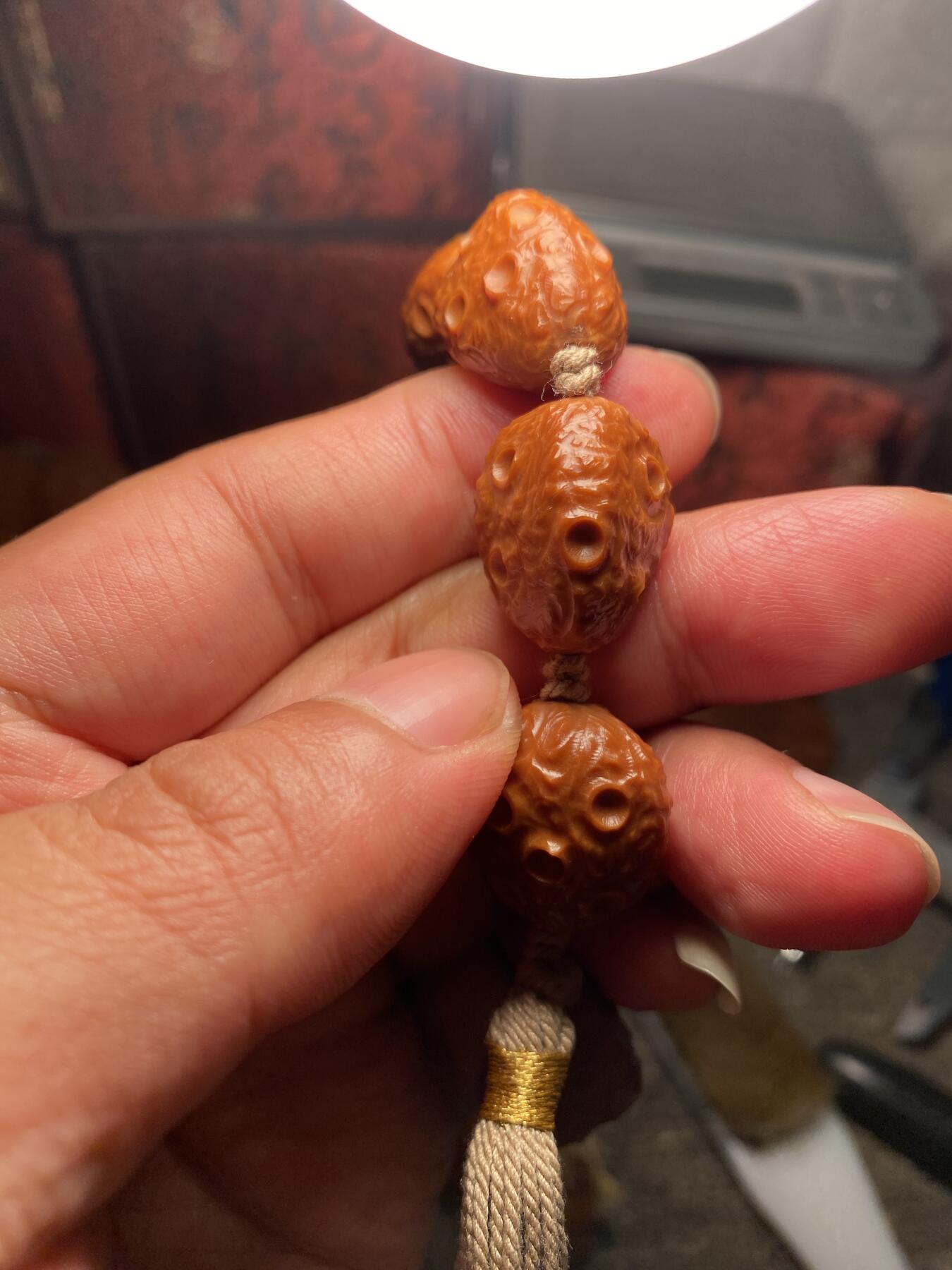 苏工手工核雕放漏价 苏工核雕纯手工，梅林铁核陨石手串，老籽，个性饱满，尺寸1。78x2.15好玩又立体，喜欢的来