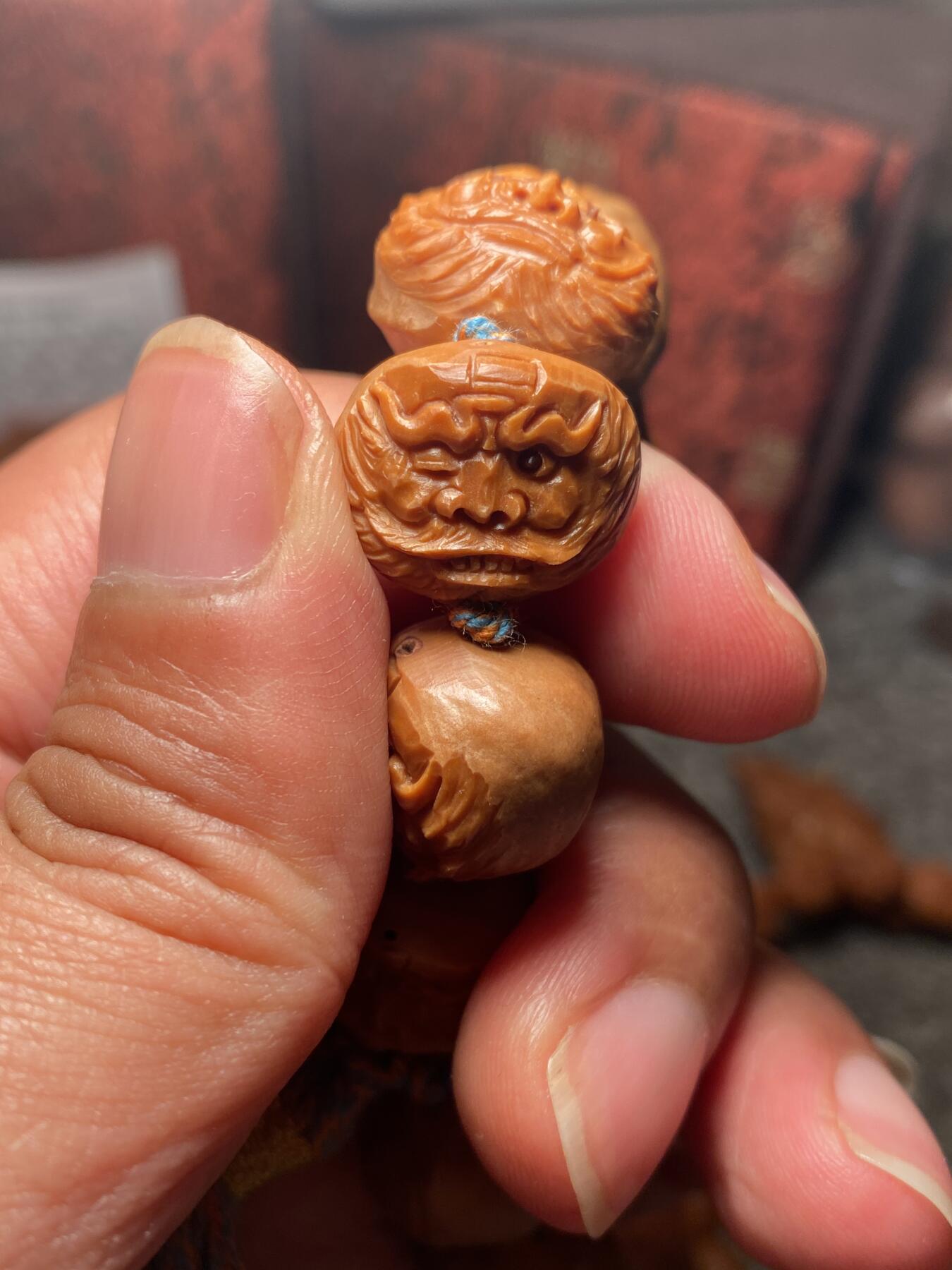 苏工手工核雕放漏价 福利苏工核雕，纯手工天然紫皮核，去皮小长串，个性十足，等待有缘人，市场无同款，尺寸1。4x2.2喜欢的来