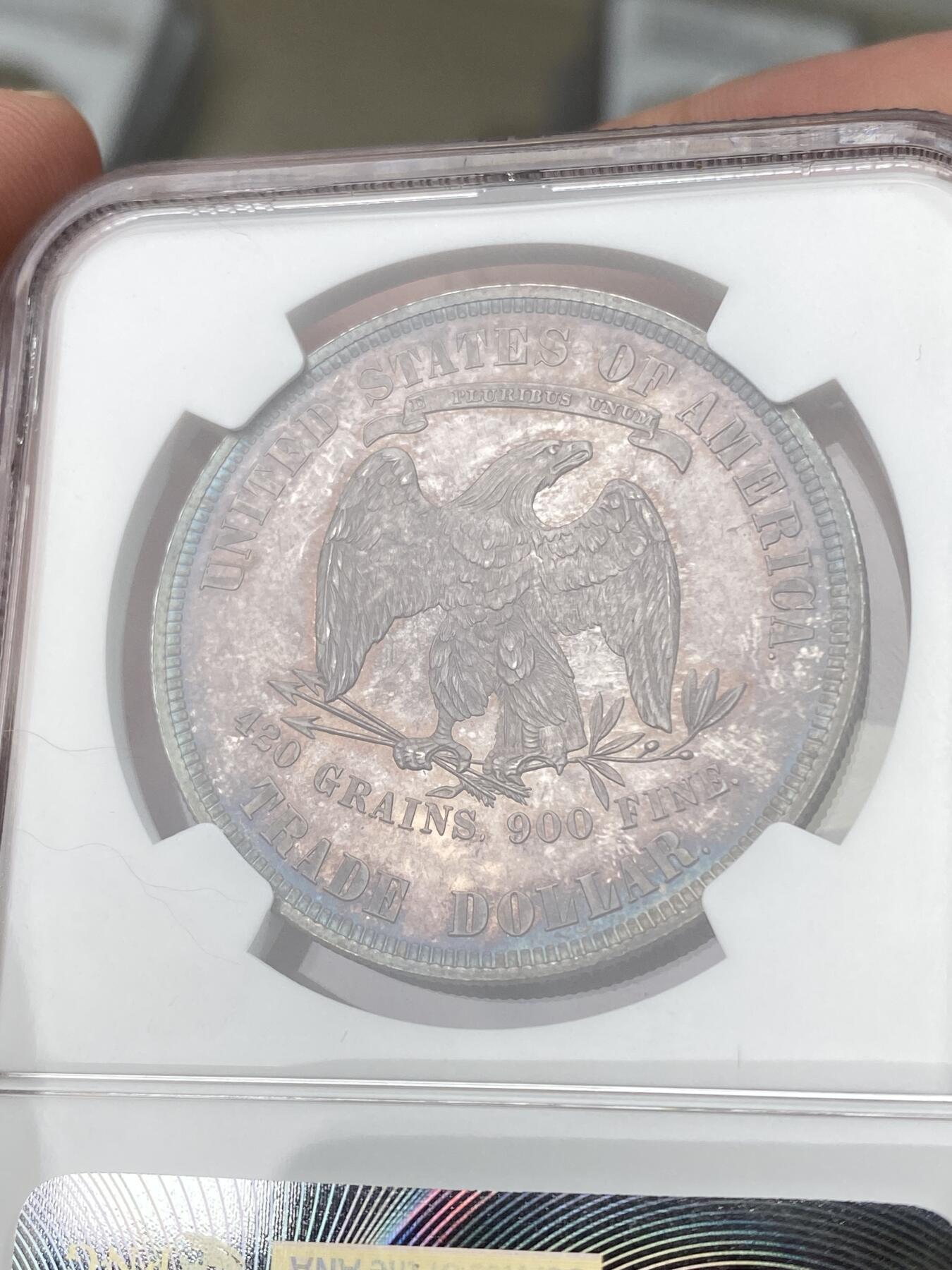 万国钱币拍卖第051期 NGC PF65 1879美国精制拿花贸易银一美元 1879拿花是只有精制发行的年份 且只发行了1541枚 而由于美国人的洗币习惯 此种原味五彩留存至今更是难得 超强镜面感 放在盒子里也仿佛能感受到其边齿的割手感 无论分数还是状态非常到位的一枚