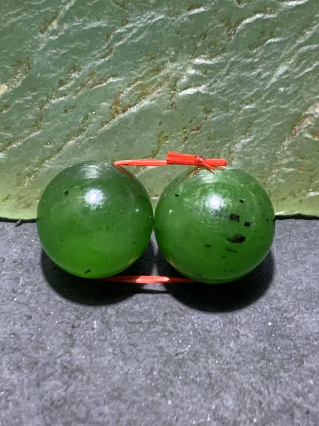 精美天然和田玉碧玉腰珠一对。
