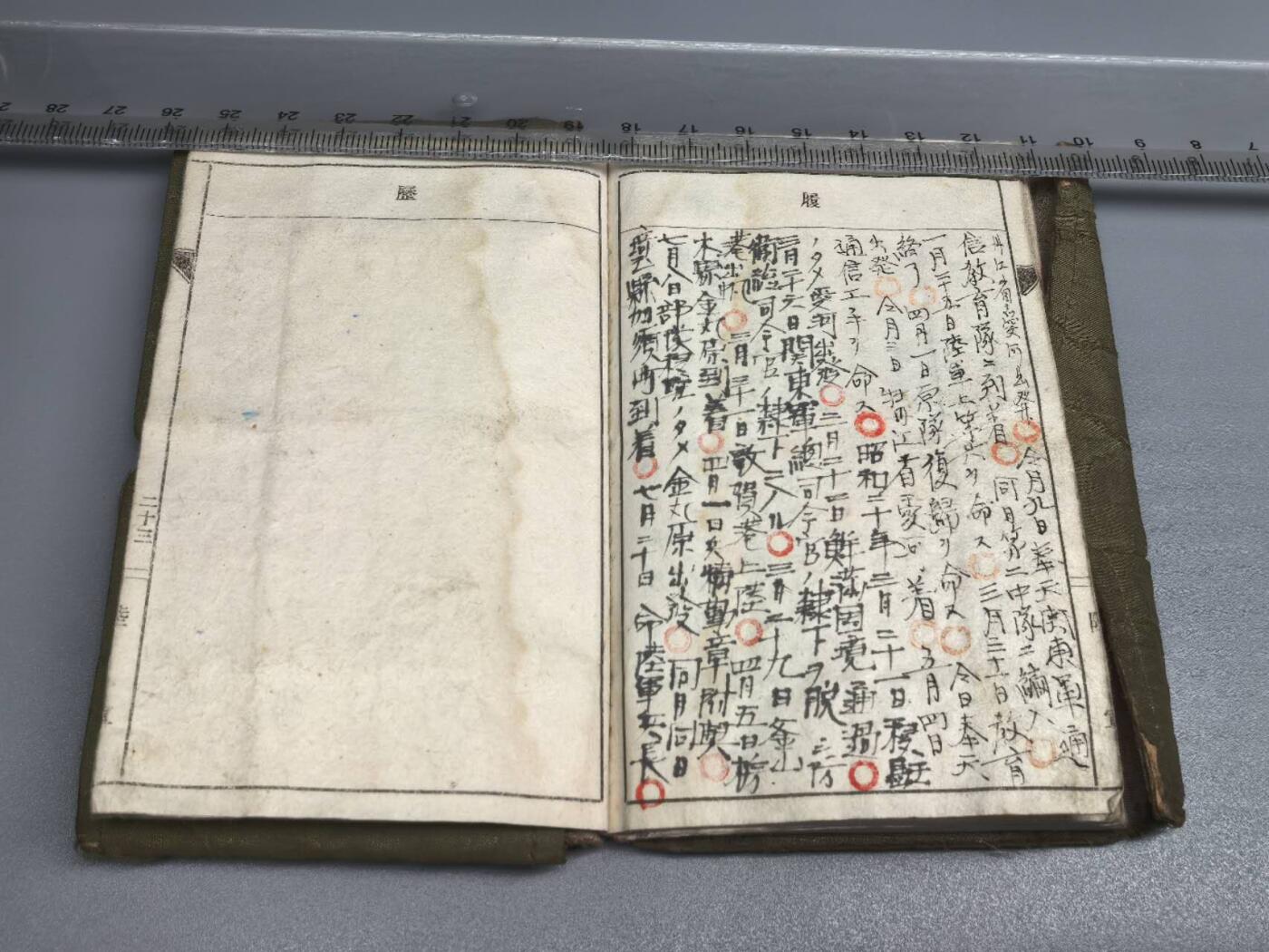 小驴勋章奖章收藏8月16日星期六晚18点拍卖（有偿代拍送拍规则在简介最后，店主微信码在最后一拍品，参拍须阅读规则后再参拍，关系到运费包装发货时效真假辨别等关键信息，送拍规则在介绍最后面） 少见IJA装甲通讯兵手碟带胸、领章部队所属：关东军第一方面军·战车第一师团·战车第五连队（代号：拓一二〇八三部队）主要驻扎地：伪满洲国牡丹江省宁安市以及中朝边境、日本本土驻扎枥木县大田原至埼玉加藏（即加须市） 履历简述：第一批组建的战车师团，主要为关东军守备部队，战争后期调回本土进行本土决战