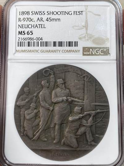 万国钱币拍卖第051期 - NGC MS65 1898年瑞士纳沙泰尔射击节大银章 直径45毫米。正面是射击场景浮雕，背面是雄鹰和盾牌图案，刻有"TIR FEDERAL DE 1898 A NEUCHATEL"字样。这枚银章由Neuchatel铸造，稀有珍贵。