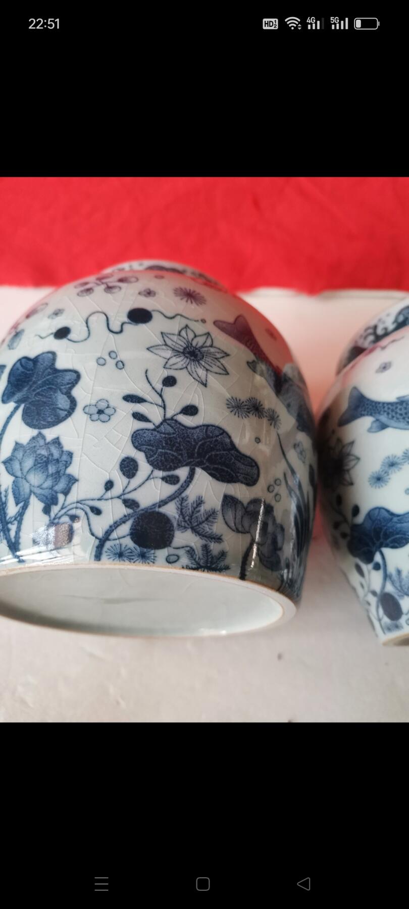 新收到醉青花茶叶2罐。2个茶叶罐非常漂亮，茶叶不知道什么时候的不建议饮用。收藏摆设品。如图