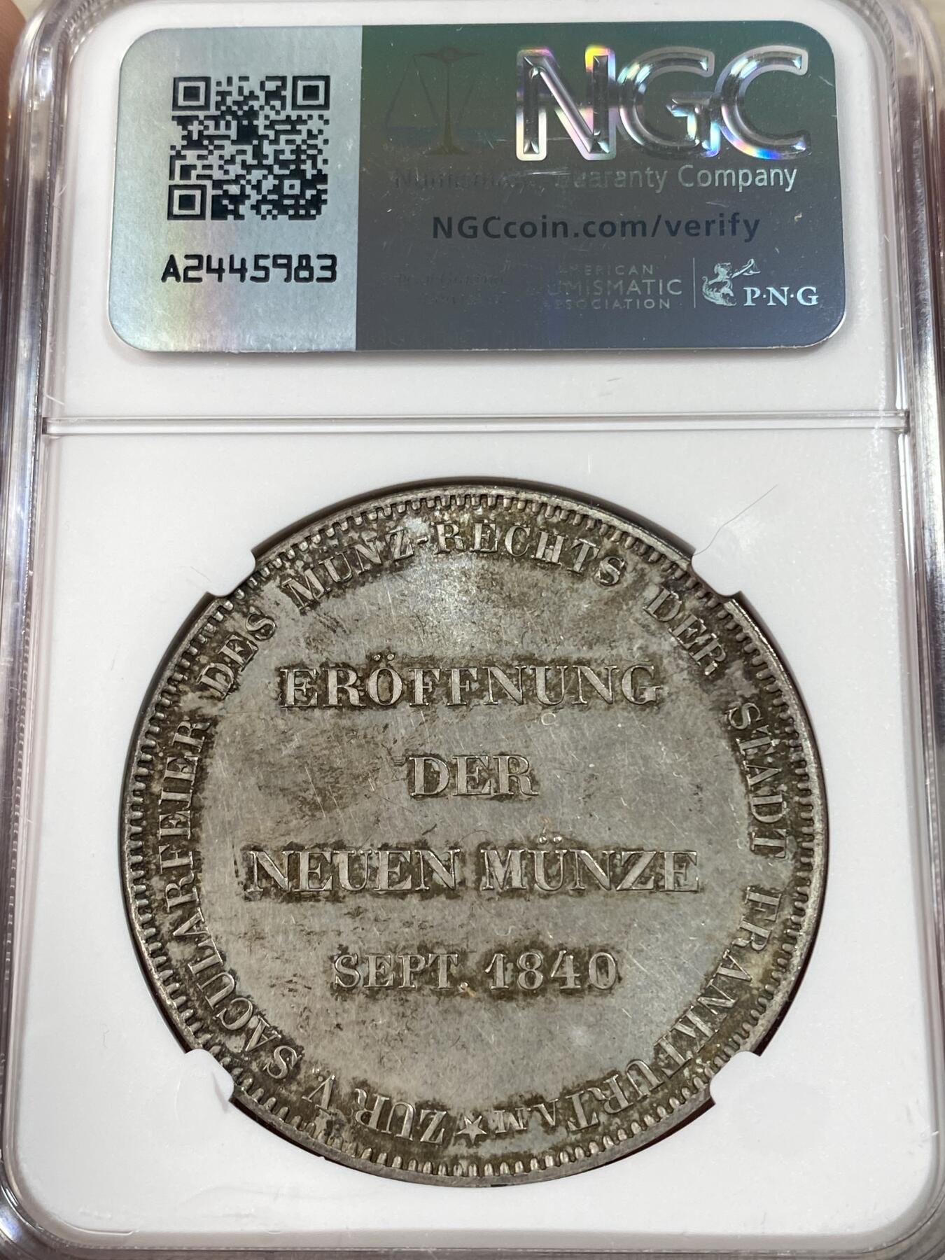 万国钱币拍卖第051期 NGC MS62 1840年德国法兰克福新铸币厂开业纪念2泰勒 德邦2泰勒史诗级品种之一 铸造量仅仅649枚 NGC亚军分 评级记录仅6枚  此枚双面深打类镜面质感 原味淡五彩覆盖 绝对不可多得的顶级2T藏品 麦稀奇首拍品种