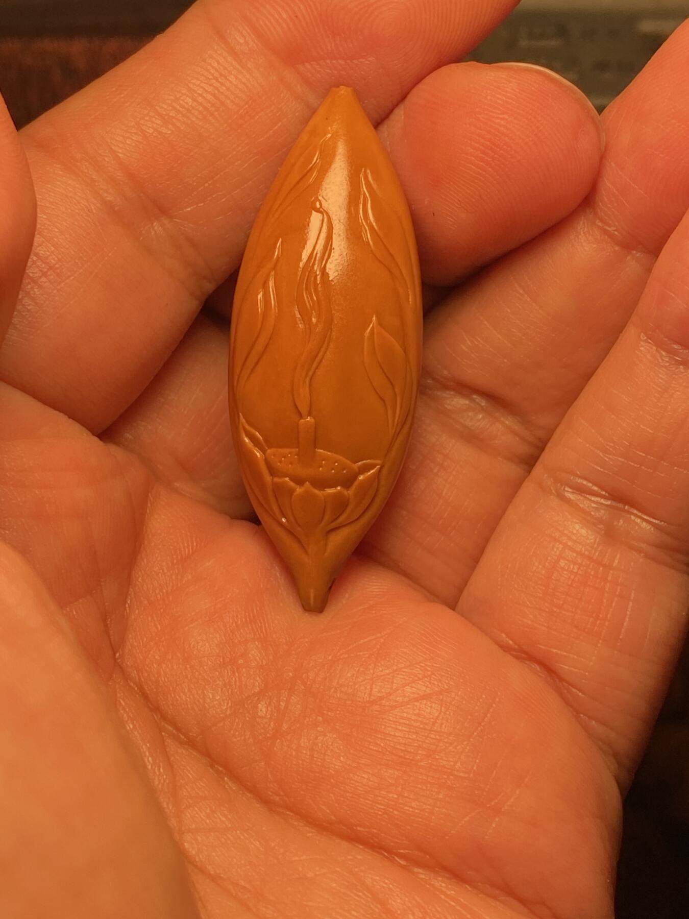 苏工手工核雕放漏价 福利苏工核雕，纯手工雕刻，二花超长灯蕊无相佛，个性十足，等待有缘人，市场无同款，尺寸1。7x4.7喜欢的来