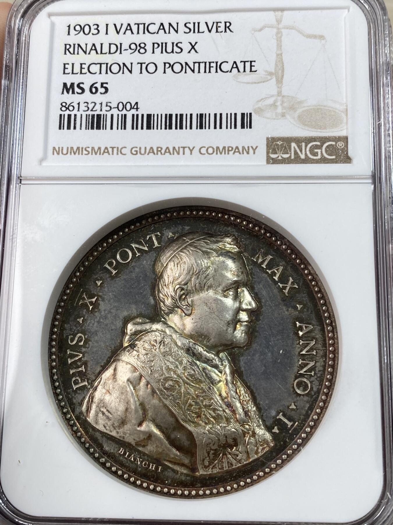万国钱币拍卖第051期 NGC MS65 1903年意大利教皇国庇护十世登基纪念大银章 精制镜面幻视七彩高浮雕十字交叉的月桂树枝上的教皇徽章异常漂亮 原盒一并拍出 43.5MM 35.95G