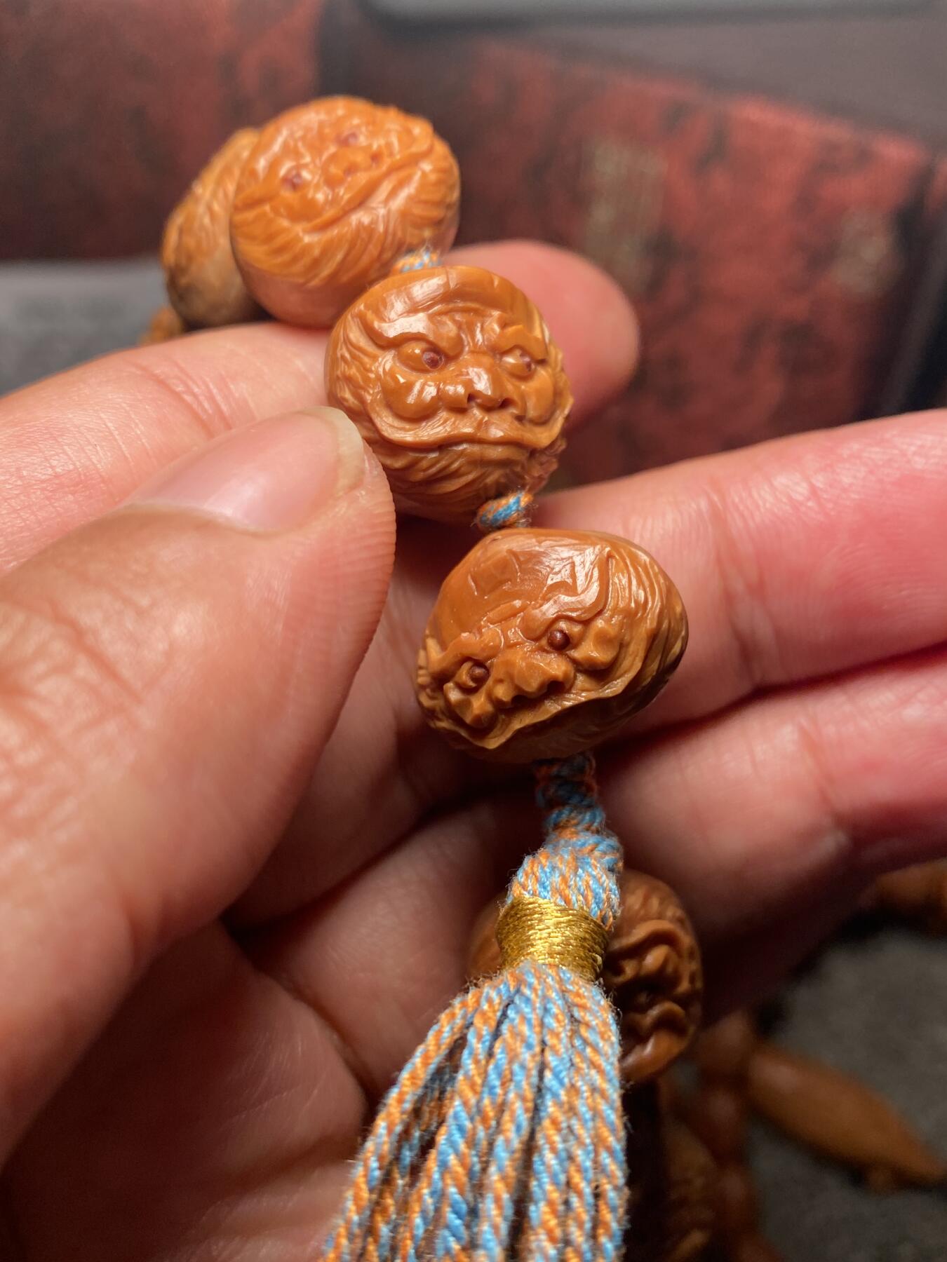 苏工手工核雕放漏价 福利苏工核雕，纯手工天然紫皮核，去皮小长串，个性十足，等待有缘人，市场无同款，尺寸1。4x2.2喜欢的来