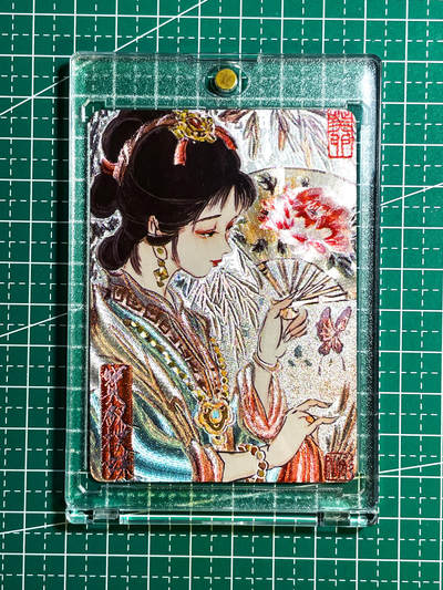 显眼宝28期【关注参拍有赠卡】 - 彫仙红楼 手绘粗闪系列 宝钗扑蝶  散配1张 粗闪工艺 63*88 
