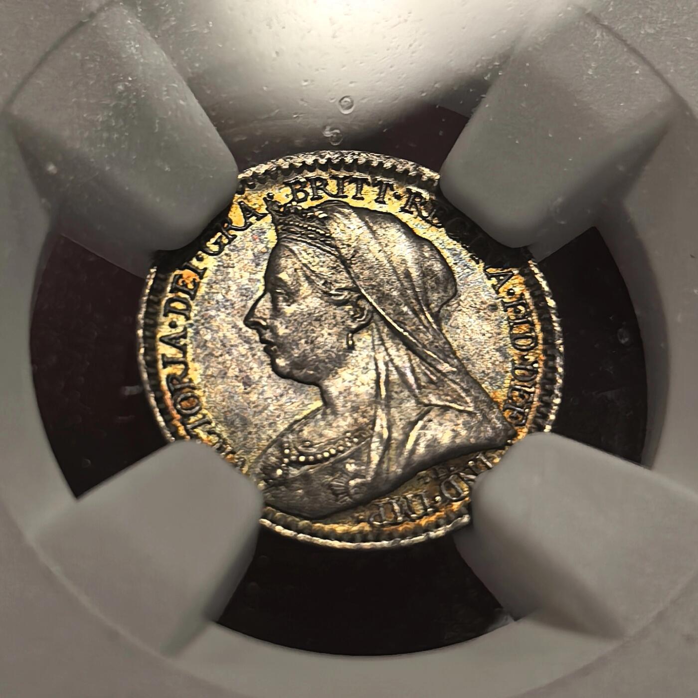 博洋堂世界钱币拍卖第135期（全场包邮）【请留意本场发货时间变化】 NGC MS66 英国1895维多利亚披纱濯足一便士，环五彩包浆，细节锐利，濯足很少单枚出现，66的高分更是难得，上面仅有6枚67和1枚68，套币常常出现瘸腿分，这枚是凑套补充的不二之选