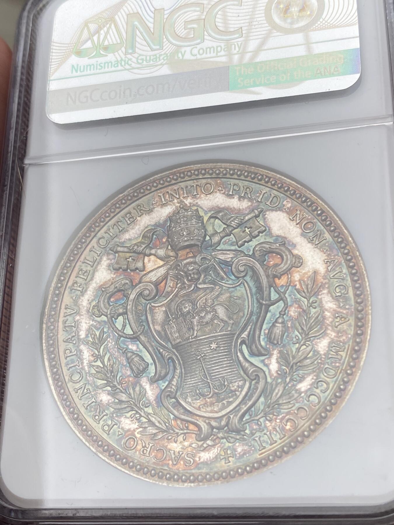 万国钱币拍卖第051期 NGC MS65 1903年意大利教皇国庇护十世登基纪念大银章 精制镜面幻视七彩高浮雕十字交叉的月桂树枝上的教皇徽章异常漂亮 原盒一并拍出 43.5MM 35.95G