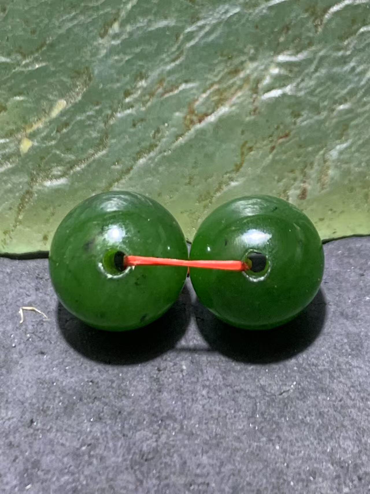 精美天然和田玉碧玉腰珠一对。