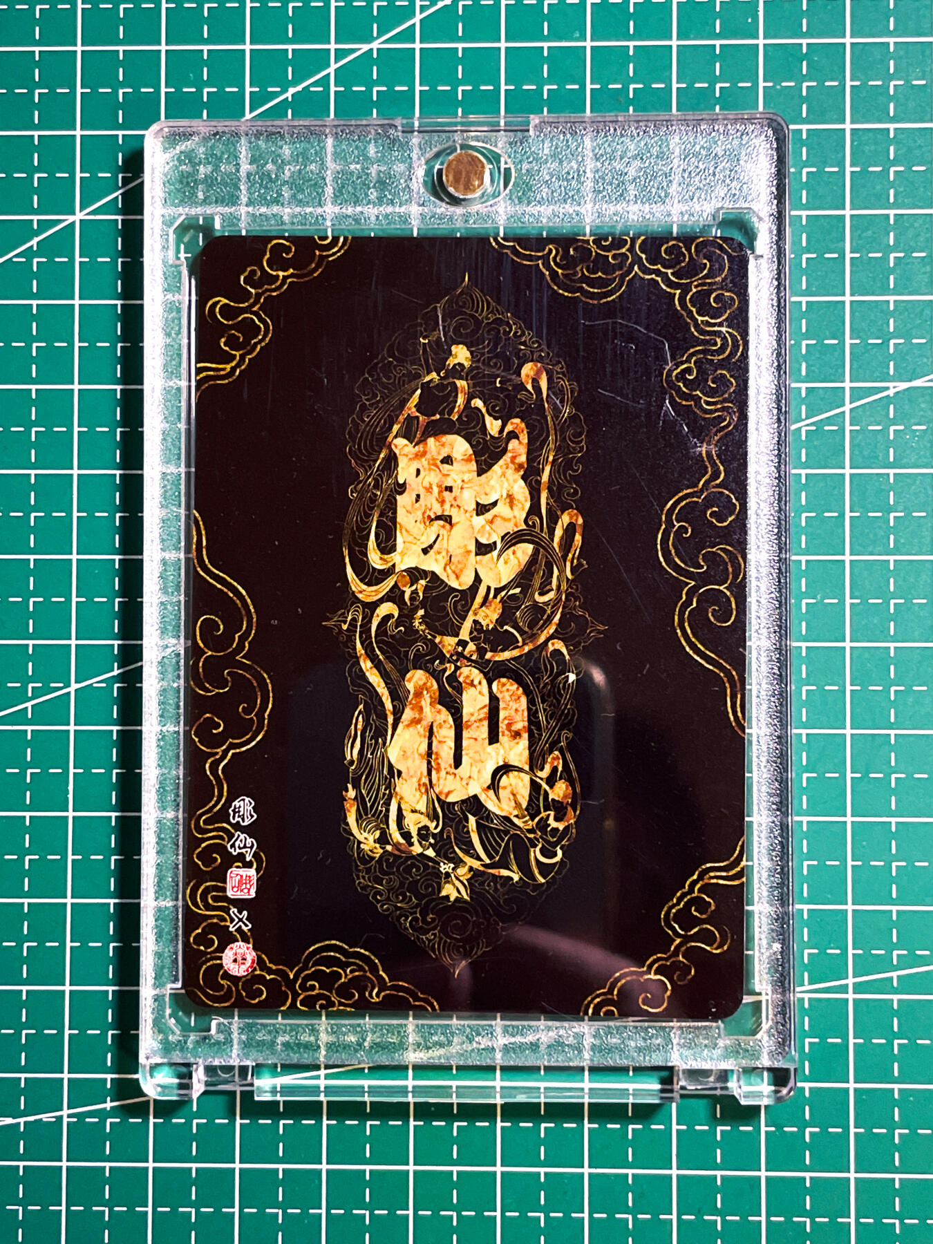 显眼宝28期【关注参拍有赠卡】 彫仙红楼 手绘粗闪系列 迎春诵经  散配1张 粗闪工艺 63*88 