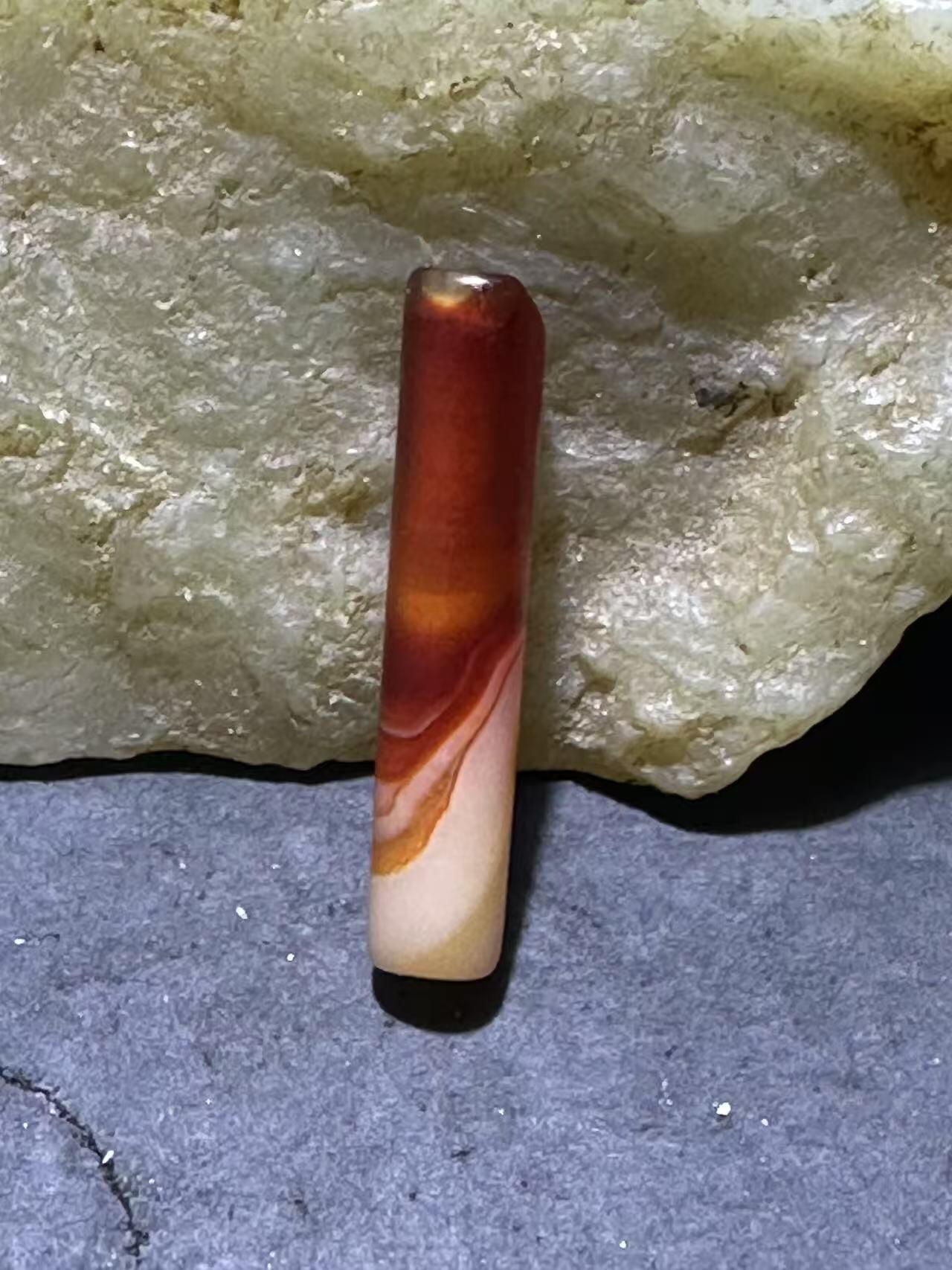 亚光高玉化玛瑙随形通货管珠一颗，