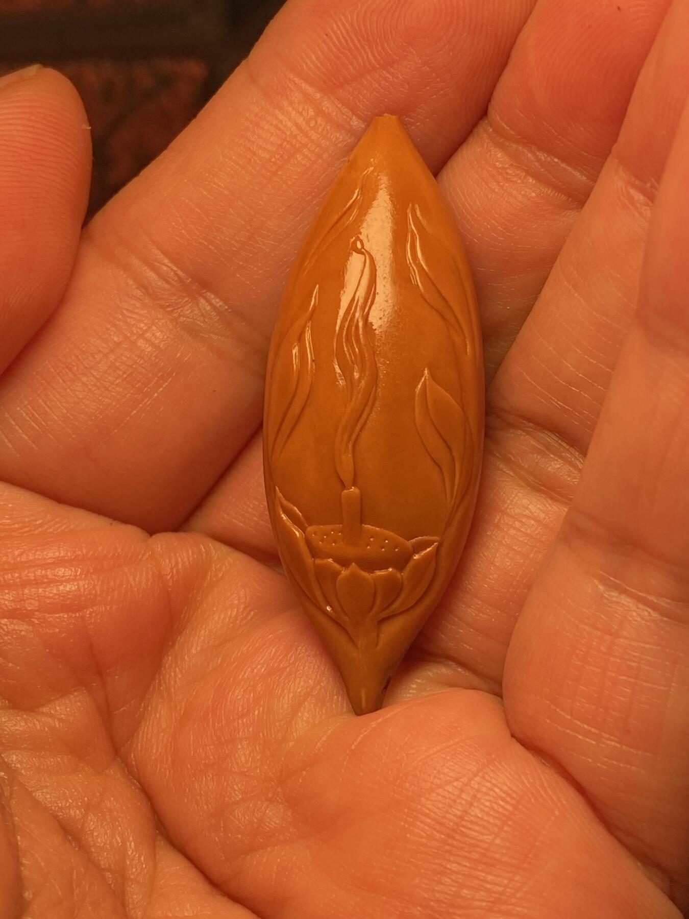 苏工手工核雕放漏价 福利苏工核雕，纯手工雕刻，二花超长灯蕊无相佛，个性十足，等待有缘人，市场无同款，尺寸1。7x4.7喜欢的来