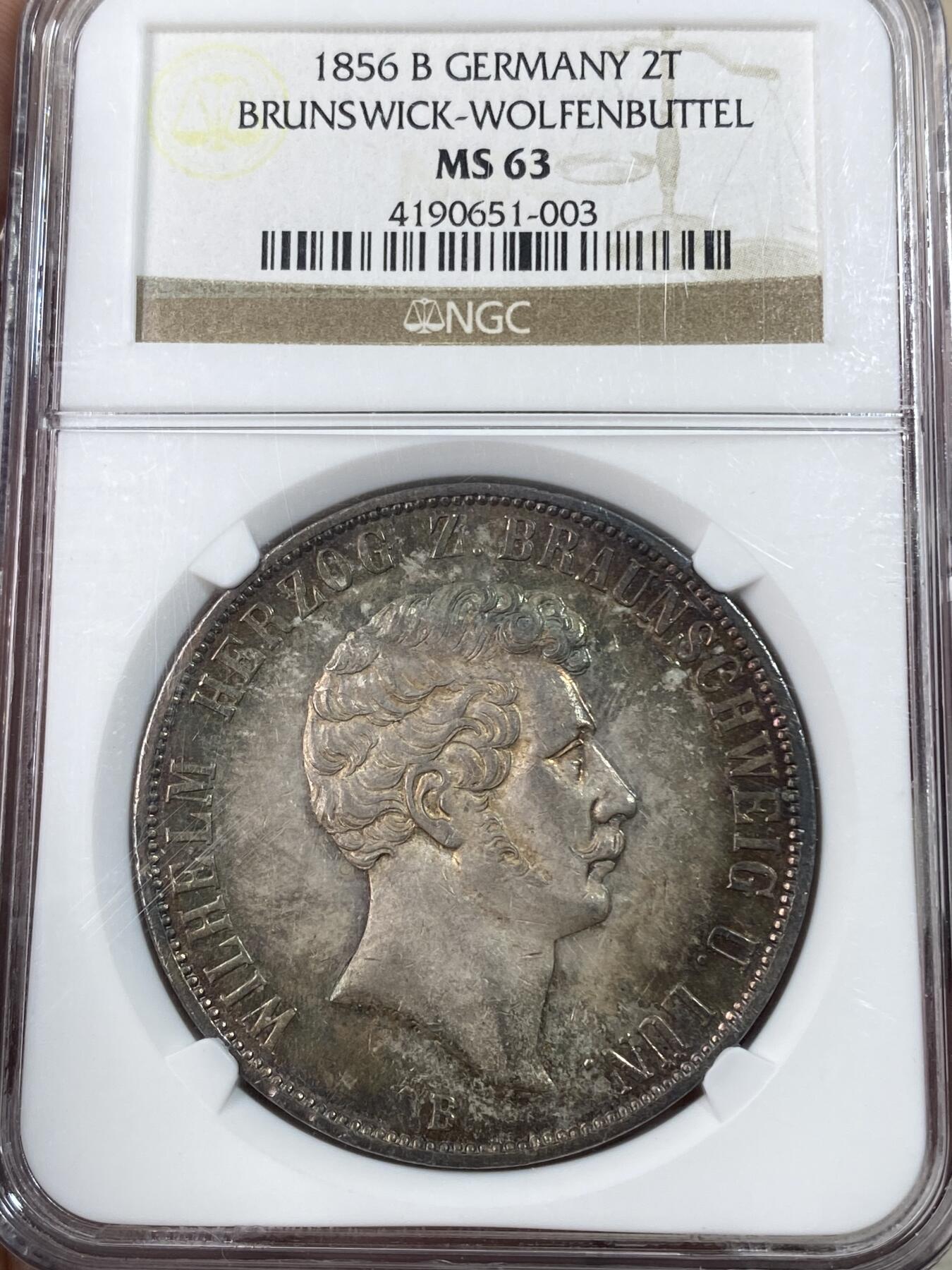 万国钱币拍卖第051期 NGC MS63 1856年德国不伦瑞克-吕纳堡威廉国王加冕25周年盾徽2泰勒 整体孔雀绿红酒色彩环绕 类镜面质感 NGC老盒