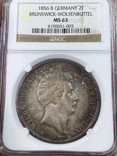 万国钱币拍卖第051期 - NGC MS63 1856年德国不伦瑞克-吕纳堡威廉国王加冕25周年盾徽2泰勒 整体孔雀绿红酒色彩环绕 类镜面质感 NGC老盒