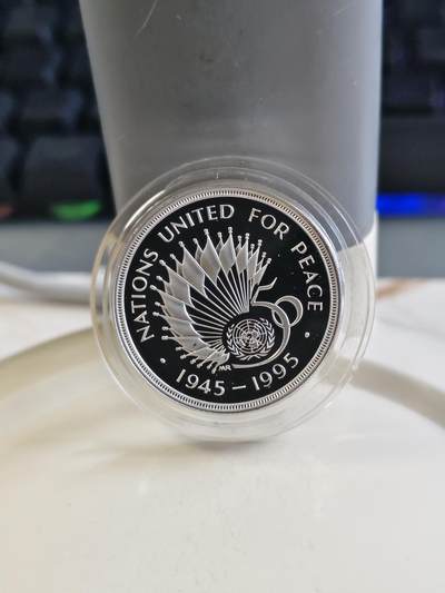 第171期拍卖【长期征集拍品】 - 英国1995年联合国50周年2镑精制加厚纪念银币，925银，发行10000枚，有小瑕疵