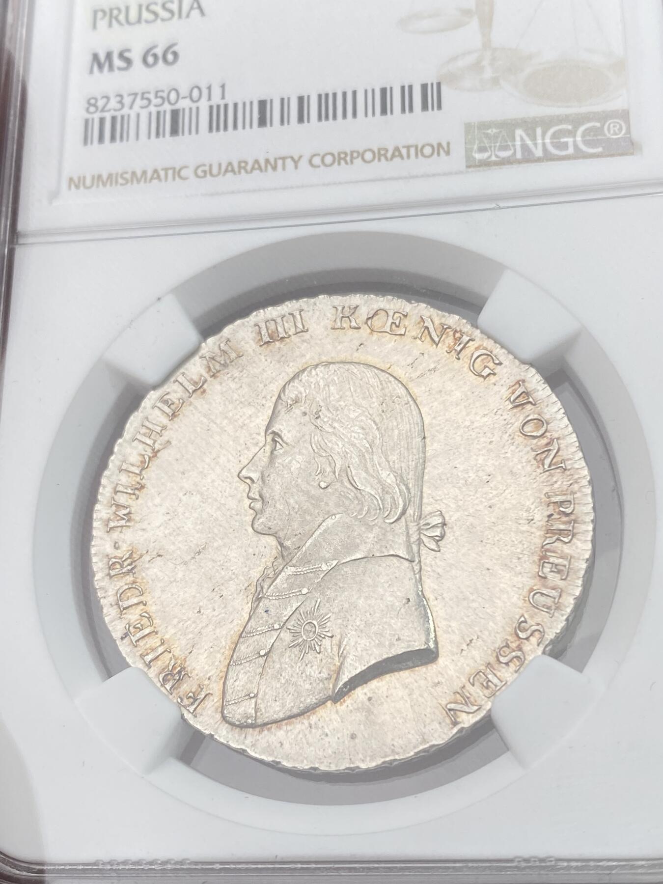万国钱币拍卖第051期 NGC MS66 1805年德国普鲁士威廉三世野人护盾泰勒 普鲁士名品 NGC唯一冠军分 登顶神品级别 两百多年老泰勒达到66分的难度可想而知 全深打肉眼无暇GEM品质 均匀德系淡彩环绕 所见打制最最清晰者高点封神 绝对的永恒收藏级品质