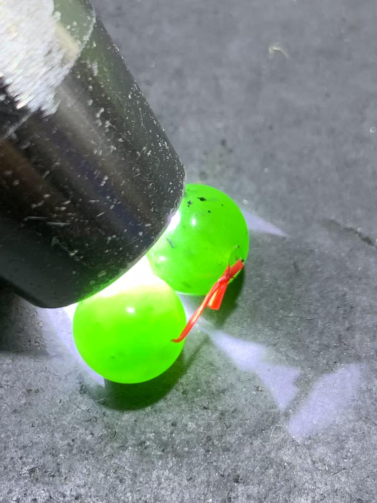 精美天然和田玉碧玉腰珠一对。