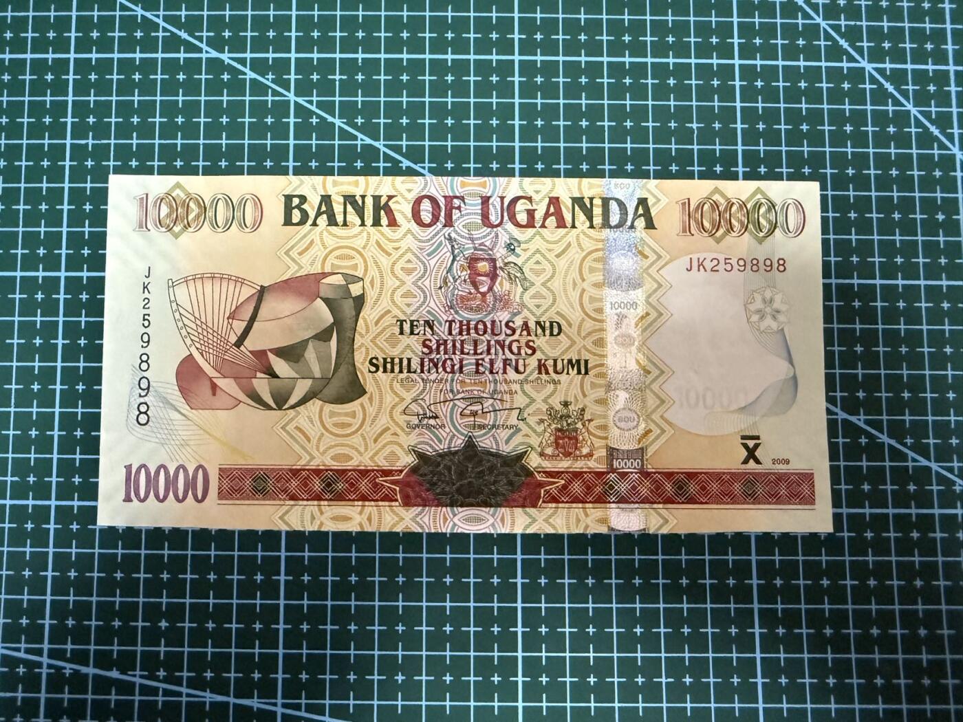 【炜奕收藏】，第四十一期 乌干达10000先令，UNC品相，号码无347尾8