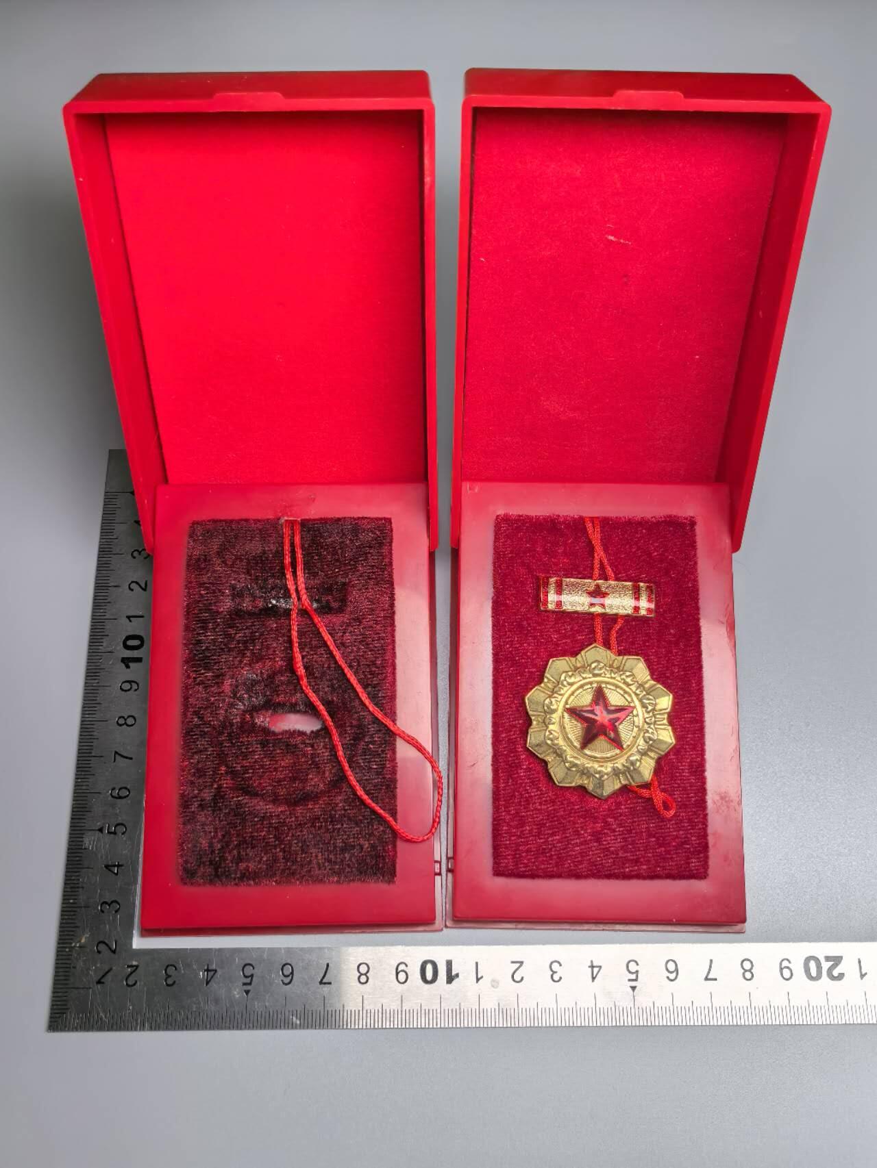 小驴勋章奖章收藏8月16日星期六晚18点拍卖（有偿代拍送拍规则在简介最后，店主微信码在最后一拍品，参拍须阅读规则后再参拍，关系到运费包装发货时效真假辨别等关键信息，送拍规则在介绍最后面） 二级红星带盒和一级红星空盒子，请大佬自辨真假