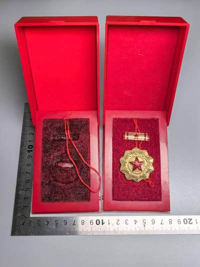 小驴勋章奖章收藏8月16日星期六晚18点拍卖（有偿代拍送拍规则在简介最后，店主微信码在最后一拍品，参拍须阅读规则后再参拍，关系到运费包装发货时效真假辨别等关键信息，送拍规则在介绍最后面） - 二级红星带盒和一级红星空盒子，请大佬自辨真假