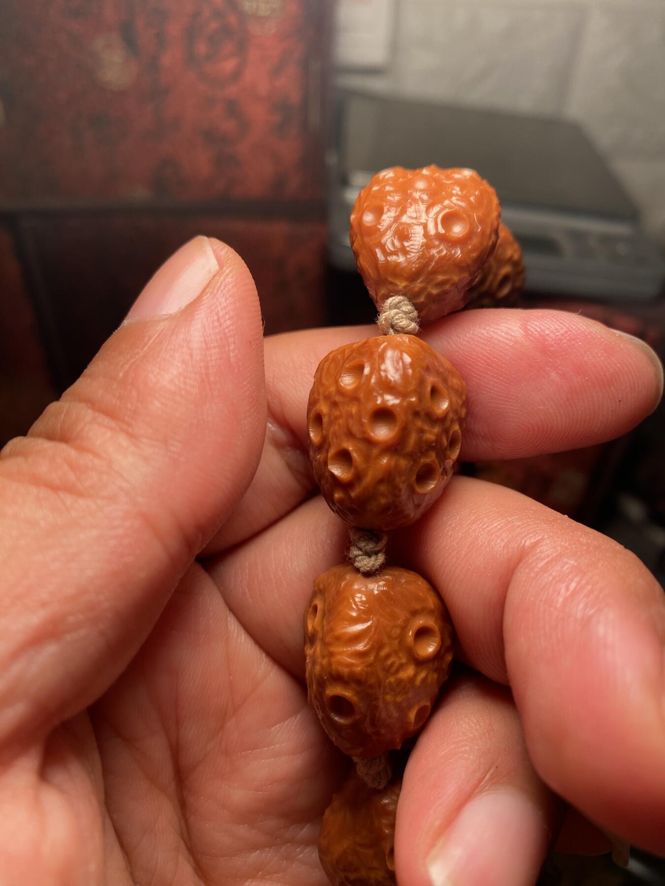 苏工手工核雕放漏价 苏工核雕纯手工，梅林铁核陨石手串，老籽，个性饱满，尺寸1。78x2.15好玩又立体，喜欢的来