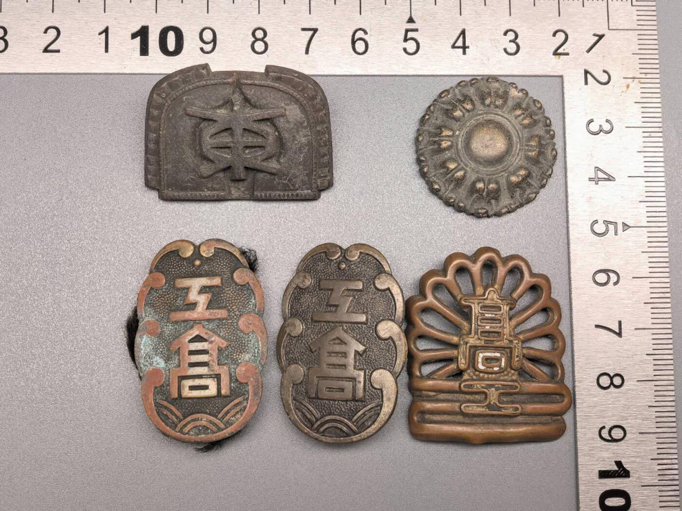 小驴勋章奖章收藏8月16日星期六晚18点拍卖（有偿代拍送拍规则在简介最后，店主微信码在最后一拍品，参拍须阅读规则后再参拍，关系到运费包装发货时效真假辨别等关键信息，送拍规则在介绍最后面） 日本帽徽一组